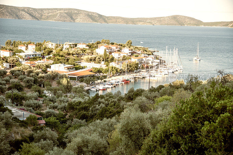 希腊阿隆尼索斯Steni Vala港口和住宅的日落鸟瞰图